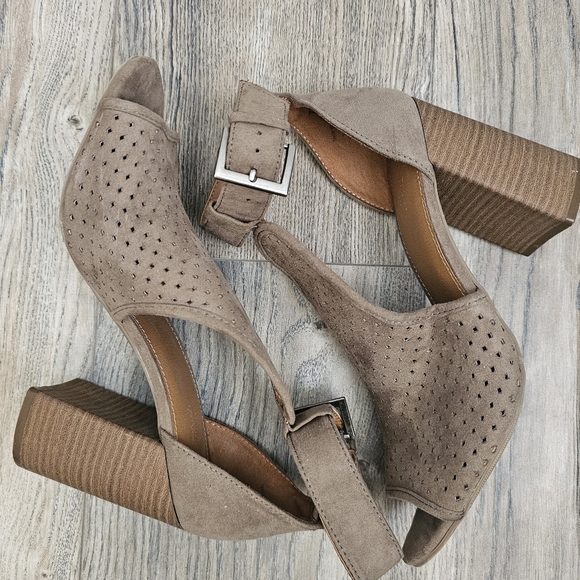 Universal Thread heels - Picture 1 of 4